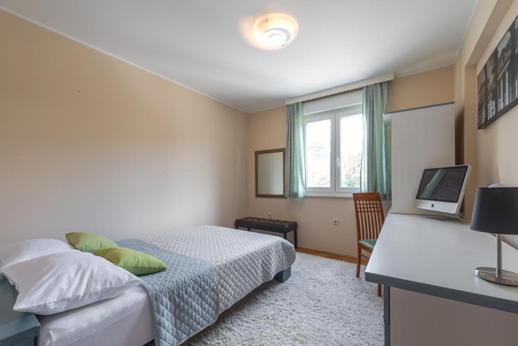 Sunny Lapad Apartment